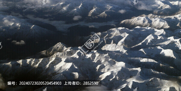 高空俯瞰雪山