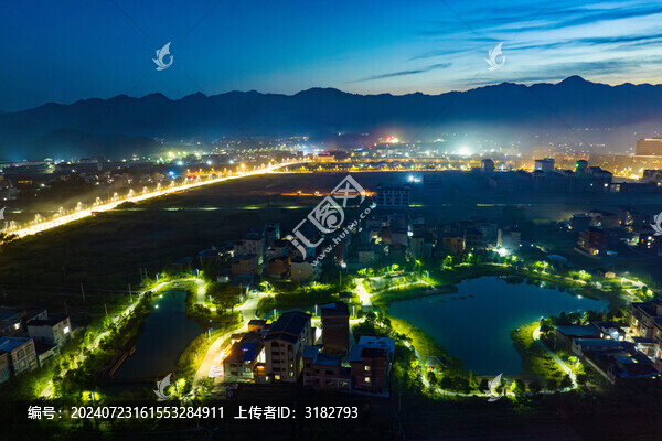 廣西蒙山太陽能路燈照亮村屯之夜
