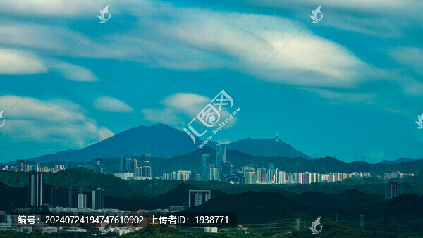 藍(lán)天白云下的深圳寶安區(qū)自然風(fēng)光