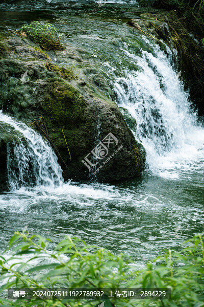 巖石流水潺潺