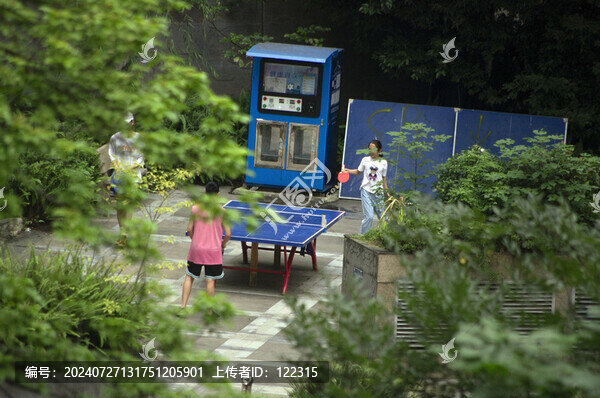 打乒乓球的孩子