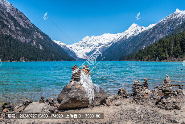 雪山下的湖泊與瑪尼堆林芝新措