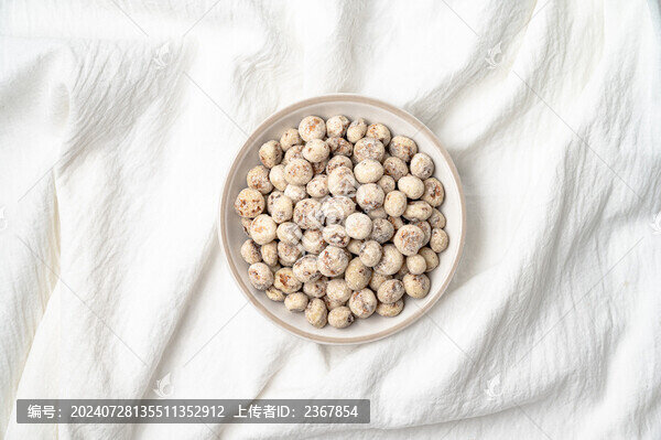 一小碟去皮的油莎豆