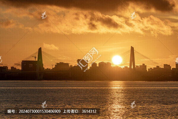 ?？谑兰o(jì)大橋日出