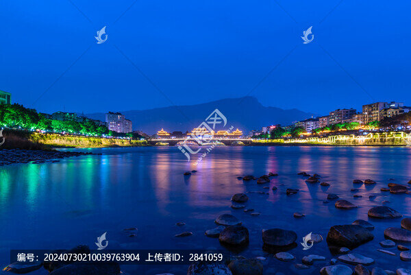 中國四川雅安青衣江廊橋建筑夜景