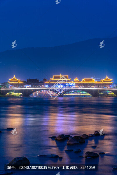 中國四川雅安青衣江廊橋建筑夜景