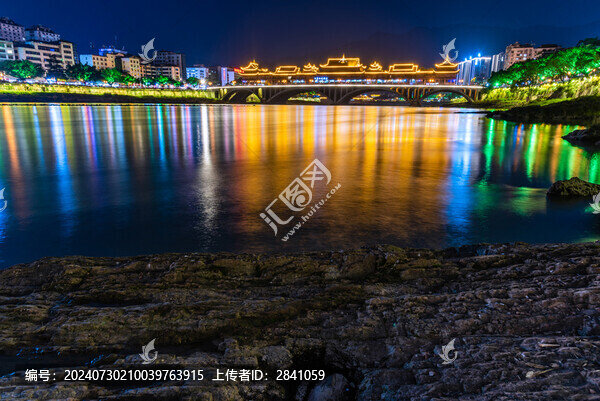 中國四川雅安青衣江廊橋建筑夜景