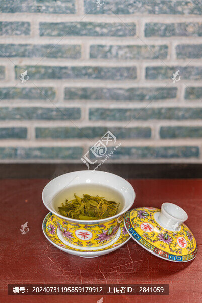 中國(guó)風(fēng)古建筑背景前的茶水茶杯