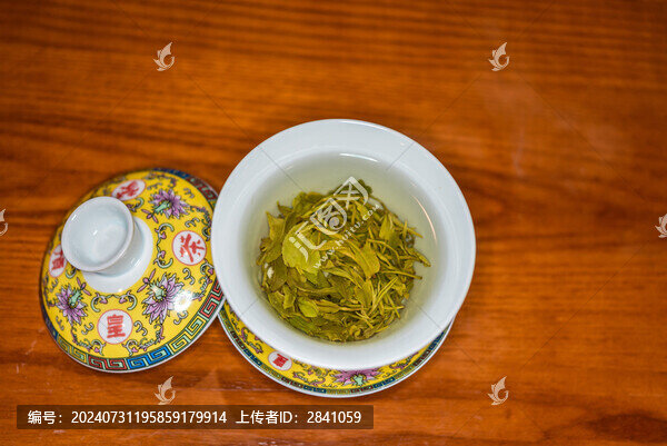 中國風(fēng)古建筑背景前的茶水茶杯