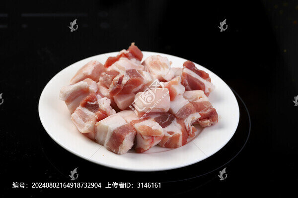 一盤新鮮的五花肉塊