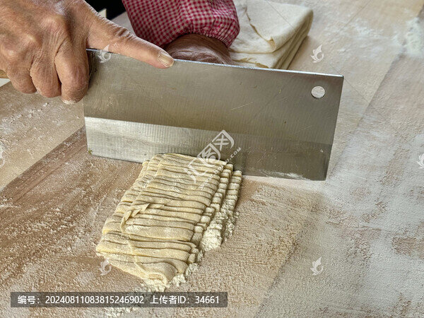 北方面食手搟面制作過(guò)程