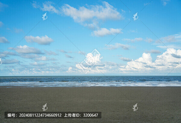 藍(lán)天白云下的北海沙灘海邊