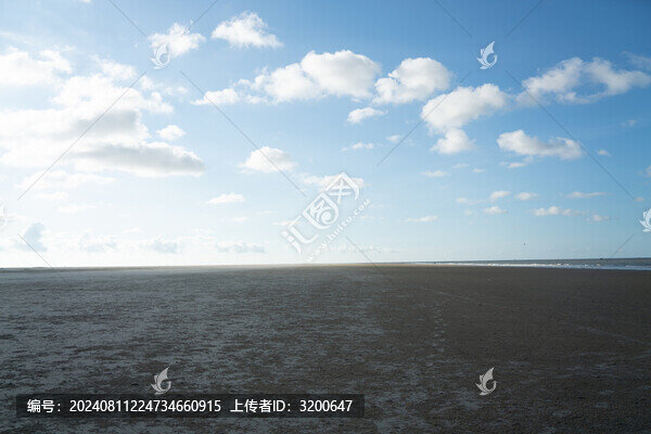藍(lán)天白云下的北海沙灘海邊