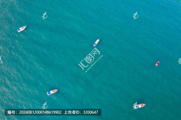 潿洲島海面上行駛的快艇游船