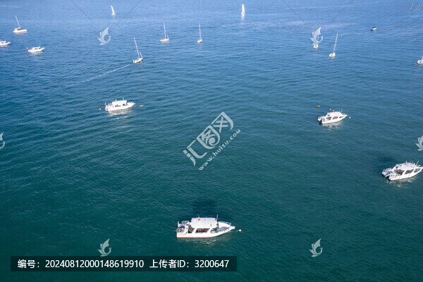 潿洲島海面上行駛的快艇游船