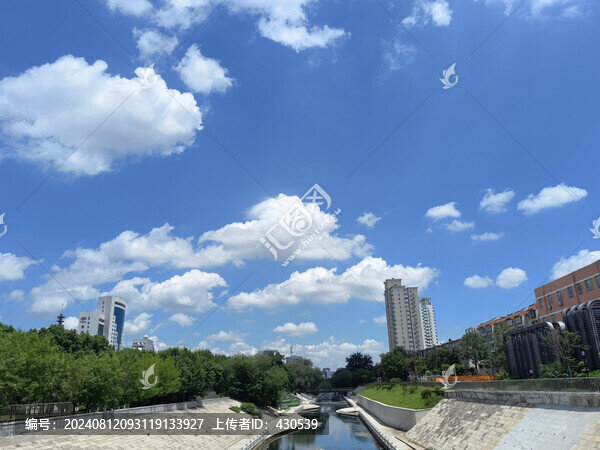 城市公園河流藍天白云