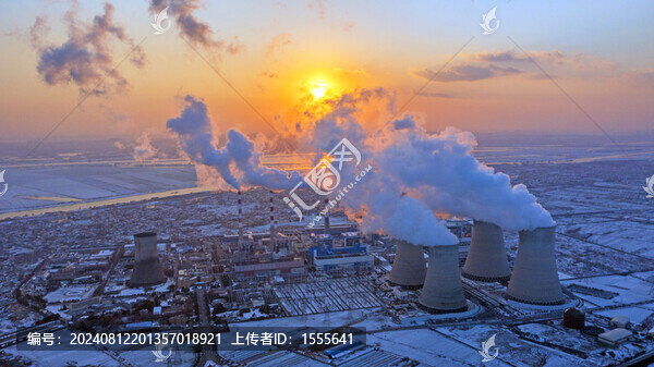 航拍下雪天夕陽下的發(fā)電廠