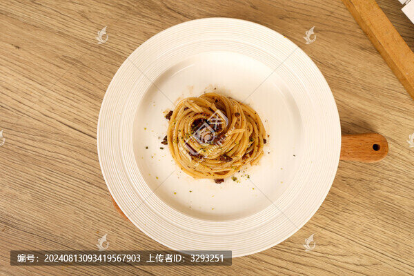 白色陶瓷盤里黑椒牛肉意大利面