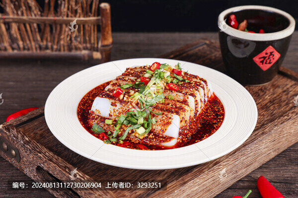 白色陶瓷盤里紅油拌涼粉