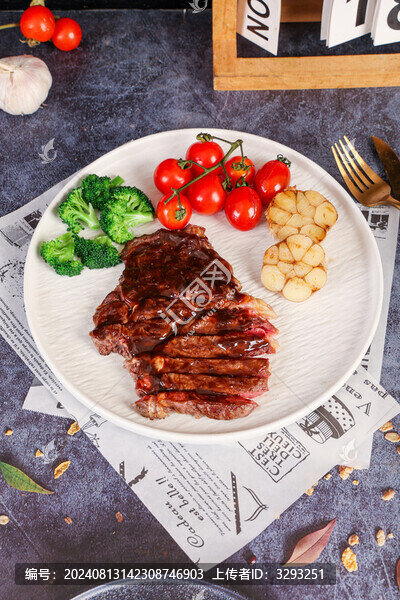 裝在白色盤里的黑椒牛排肉