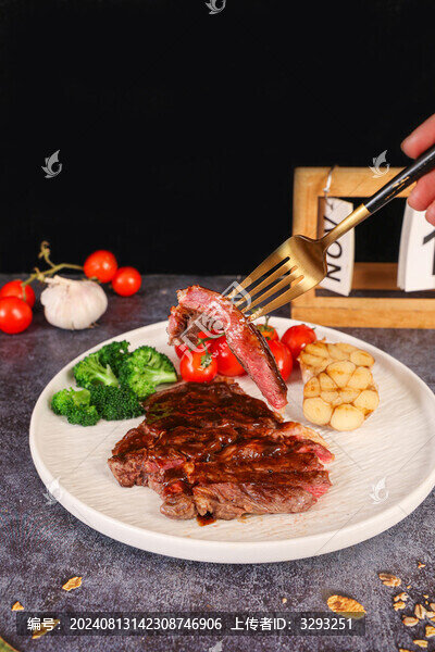 裝在白色盤里的黑椒牛排肉