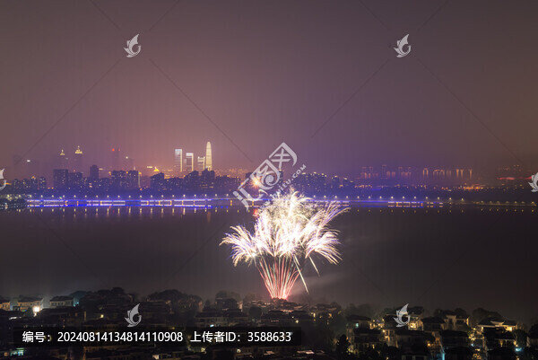 中國蘇州城市獨(dú)墅湖大年夜煙花