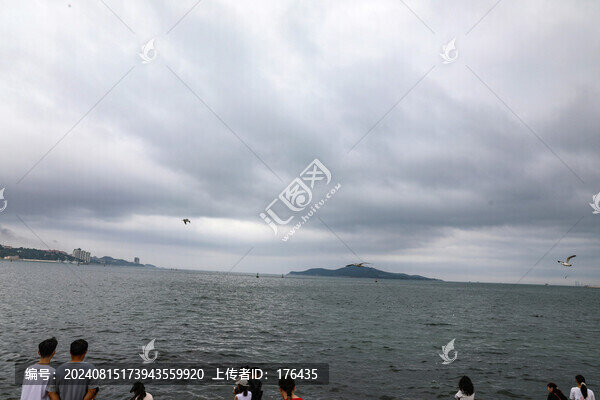 海邊烏云密布