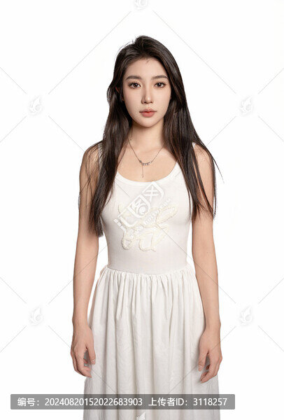 站立在白色背景前的年輕美女