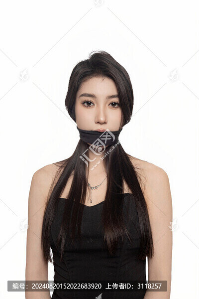 年輕女性嘴巴上系著綁帶