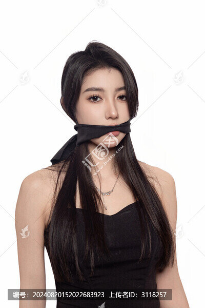 年輕女性嘴巴上系著綁帶
