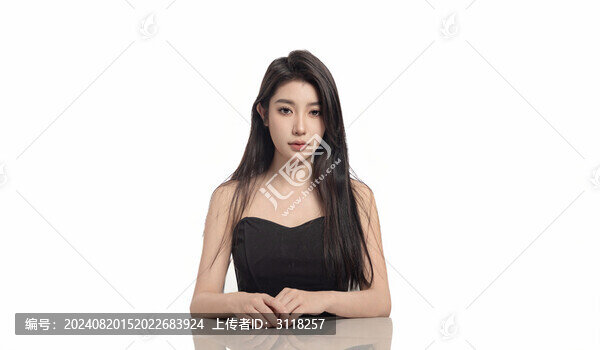 白色背景前的美容美女肖像