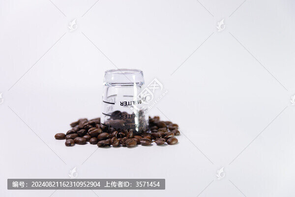 白色背景里的咖啡豆和玻璃杯