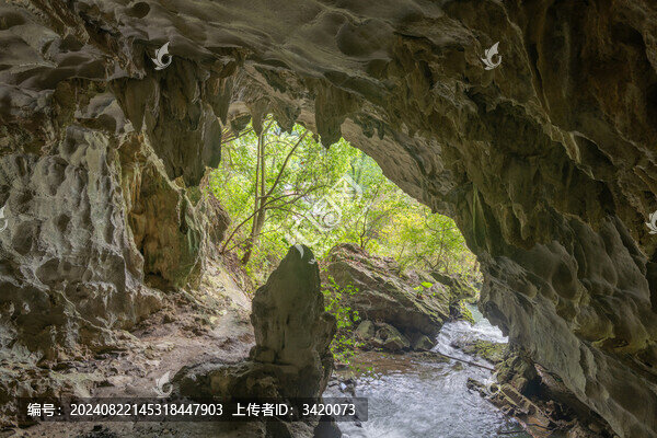 廣西柳州龍寨水巖地下河洞穴出口