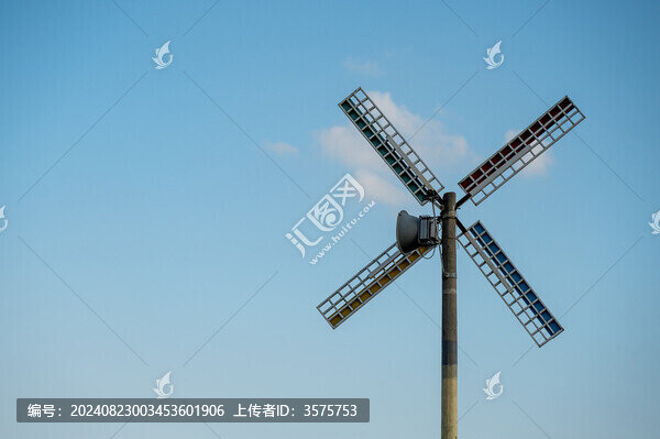 藍天下的風車