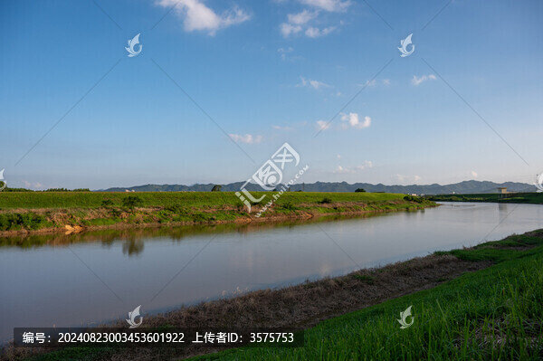 鄉(xiāng)村小鎮(zhèn)河流堤壩風景