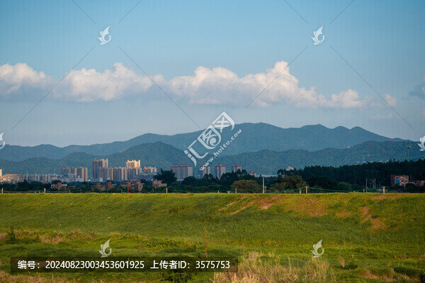 鄉(xiāng)村小鎮(zhèn)河流堤壩風景