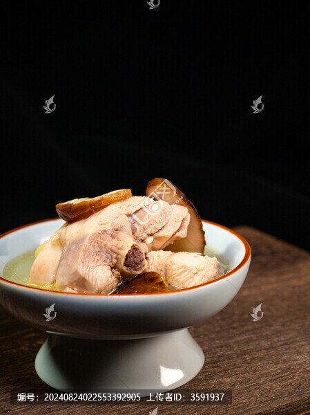 瓷碗里的松茸雞湯