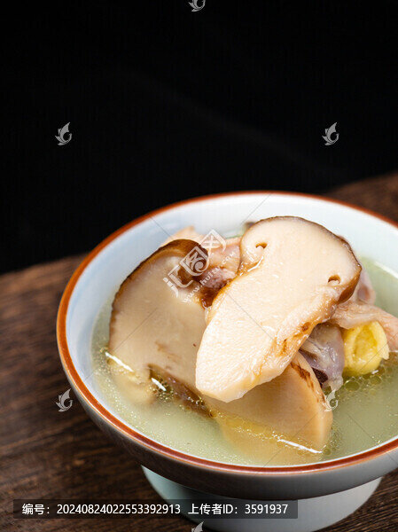 瓷碗里的松茸雞湯