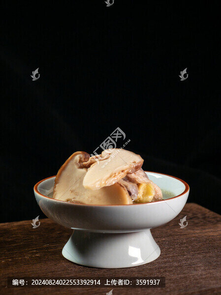 瓷碗里的松茸雞湯