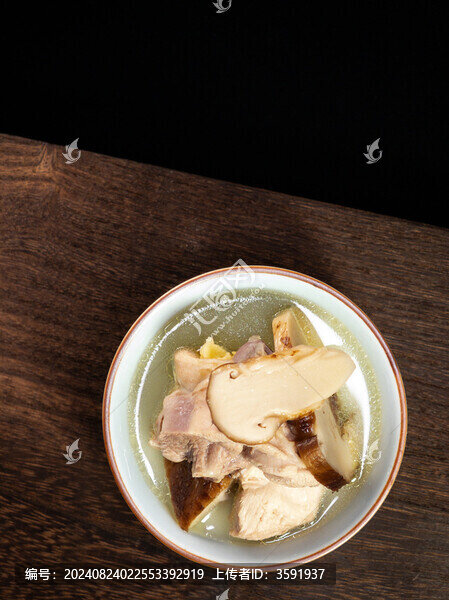 瓷碗里的松茸雞湯