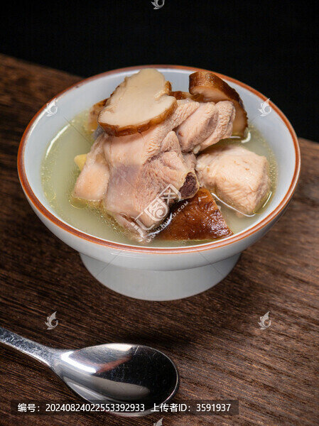 瓷碗里的松茸雞湯