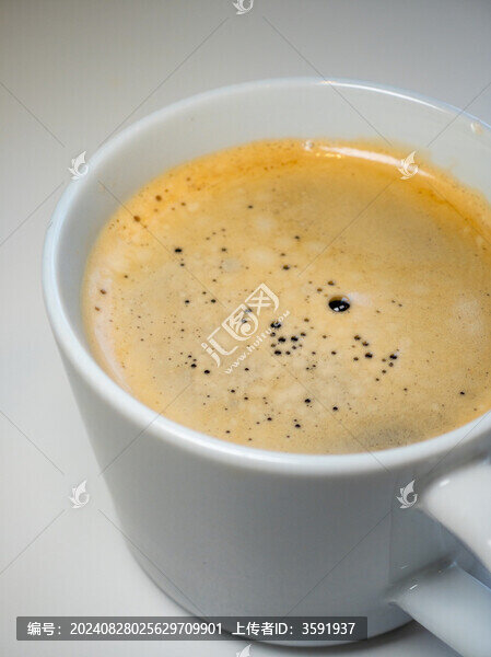 白色陶瓷杯的美式咖啡