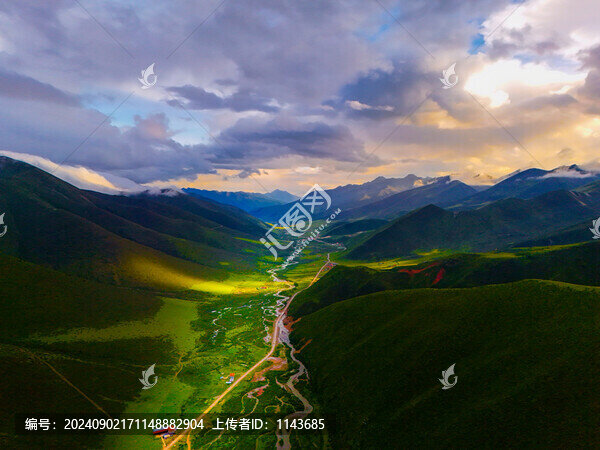 四川甘孜州貢嘎雪山玉龍西村