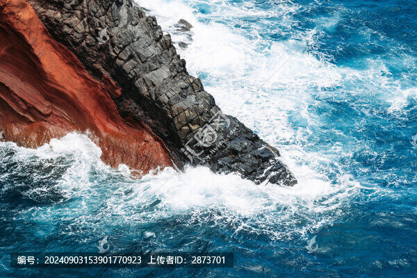 懸崖礁石海浪