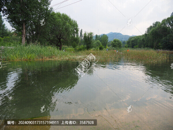 美麗的河流水景