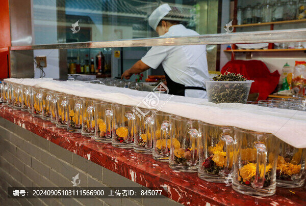 櫥窗里的三炮臺