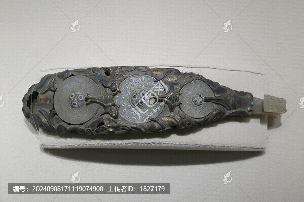 鎏金嵌玉鑲琉璃銀帶鉤