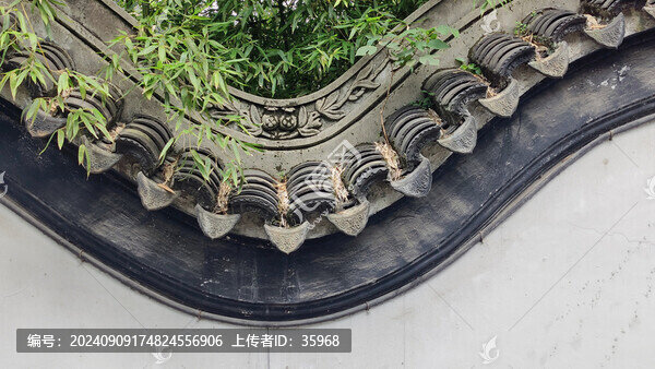 蜿蜒起伏的白墻黑瓦