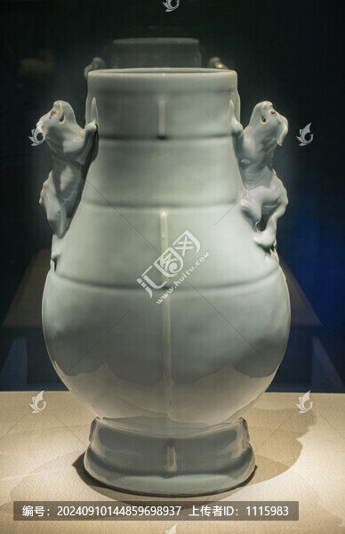 清代天藍(lán)釉雙獸耳瓶