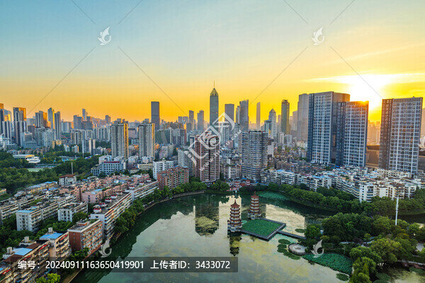 湖北武漢寶島公園夕陽城市天際線